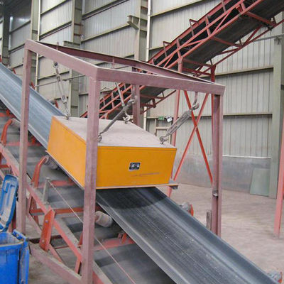 Potente separatore di ferro a magnete permanente sospeso per pietra e nastro trasportatore